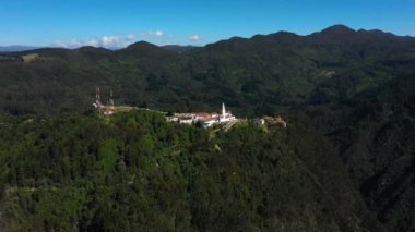 Montserrat Dağı ve Andes Bogota Kolombiya 'daki manastır manzarası..