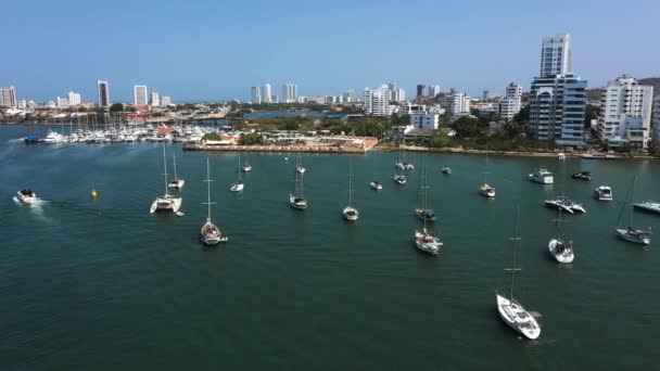 Yacht parkering i Cartagena Bay Colombia antenn utsikt. — Stockvideo