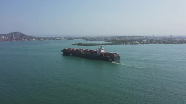 Вантажний корабель входить до вантажного порту в Картахені Колумбія.. — стокове відео