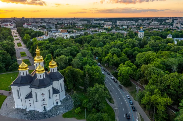 Chernigov şehrine hoş geldiniz Ukrayna hava manzaralı gün batımına.