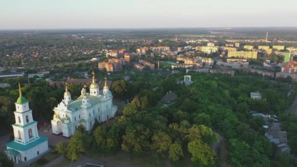 Poltawa Stadt schöne Panorama-Luftaufnahme am Abend. — Stockvideo