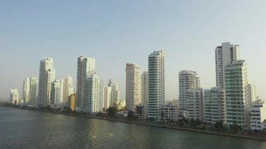Günbatımında Cartagena Kolombiya hava manzaralı güzel modern gökdelenler iş evleri oteller.
