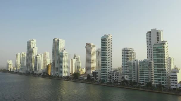 Günbatımında Cartagena Kolombiya hava manzaralı güzel modern gökdelenler iş evleri oteller. — Stok video