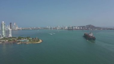 Kargo gemisi Cartagena Kolombiya hava sahasından limana giriyor..