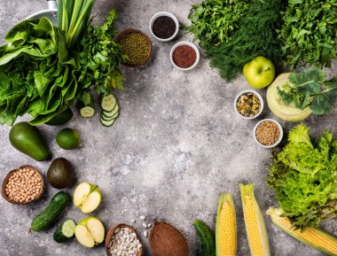 Çevre gıda kavramı. Çeşitli sebzelerin çerçevesi. Mısır gevrekleri..