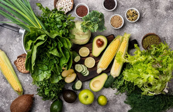 ローヘルシーな食べ物をセットする野菜をきれいに食べる緑の穀物トップビュー. — ストック写真