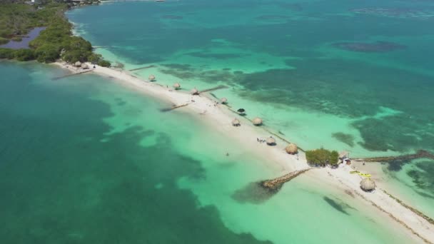 Türkiz paradicsom fehér homokos strand a sziget Kolumbia légi kilátás. — Stock videók