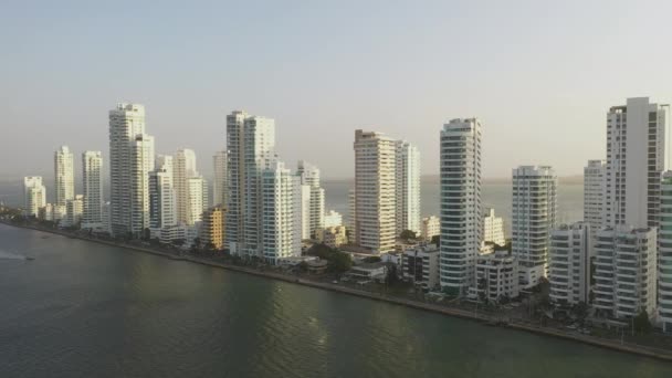 Cartagena Kolombiya 'da güzel bir gün batımı modern gökdelenlerin yanında iş daireleri oteller hava manzarası. — Stok video