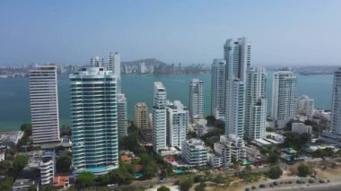 Cartagena Kolombiya hava manzaralı modern gökdelenler iş evleri oteller.