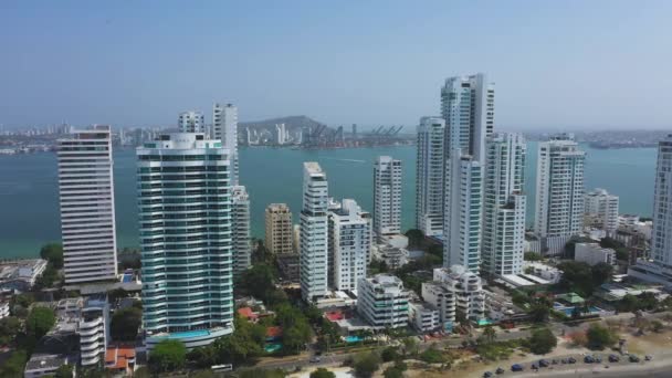 Moderna skyskrapor business lägenheter hotell i Cartagena Colombia antenn utsikt. — Stockvideo