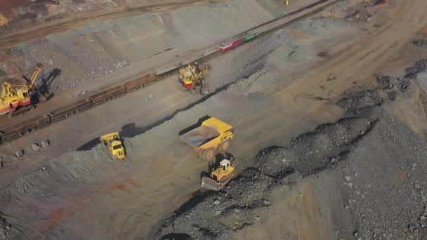 Zware mijnbouwmachines in een steengroeve voor de winning van kalksteen, panorama vanuit de industriële lucht. — Stockvideo