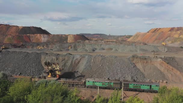 Exibição aérea de pedreira industrial de mineração . — Vídeo de Stock