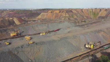 Taş ocağı ağır iş makineleriyle dolu. İnşaat endüstrisi hava görüntüsü.