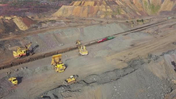 Máquinas de mineração pesada em uma pedreira para a extração de calcário, vista aérea industrial . — Vídeo de Stock
