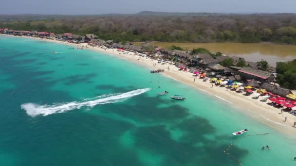 Spiaggia tropicale di sabbia bianca Cartagena Colombia vista aerea. — Video Stock