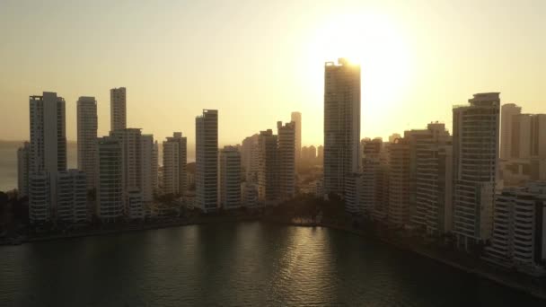 Coucher de soleil incroyable près des gratte-ciel modernes appartements d'affaires hôtels Carthagène Colombie vue aérienne. — Video