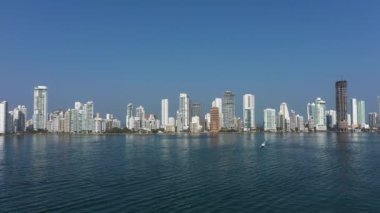 Cartagena Kolombiya 'da güneşli bir günde Bocagrande modern sıkıntı havası.