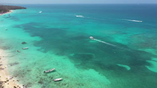 Paradise vit sandstrand, båtar flyter i den helt klara havsvatten Cartagena Colombia antenn utsikt. — Stockvideo