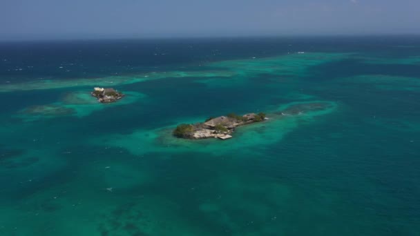 Isla con bungalow para relajarse vista aérea . — Vídeos de Stock