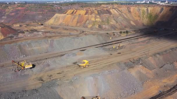 Zware dump truck met het ijzererts op de open mijnbouw luchtfoto. — Stockvideo