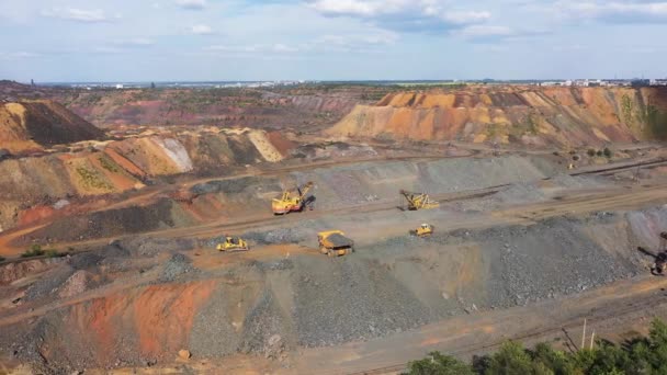 Grande extração de minério de ferro vista aérea . — Vídeo de Stock