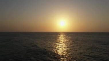 Tropik deniz batımı. Gökyüzü arkaplan görüntüsü.