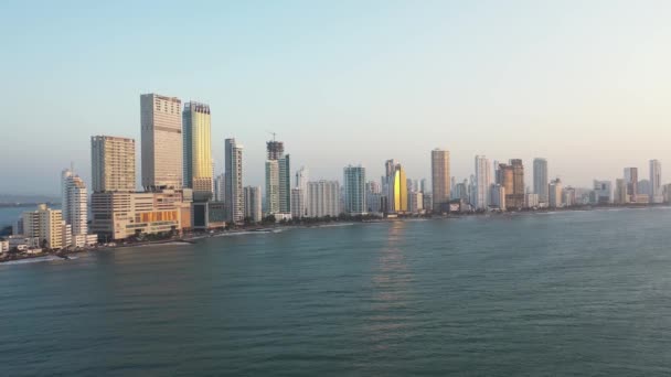 Bocagrande 'de güzel bir gün batımı Cartagena Kolombiya hava manzarası. — Stok video