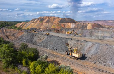 Taş ocağı ağır iş makineleriyle dolu. İnşaat endüstrisi hava görüntüsü.