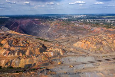 Büyük taş ocağı demir cevheri havadan görünüyor..