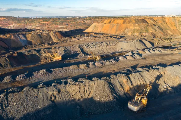 Extraction de minerai de fer avec camions lourds excavatrices creuseuses et locomotives vue aérienne. — Photo