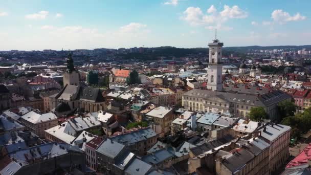 Historiska centrum av Lviv Ukraina på en solig dag antenn utsikt. — Stockvideo