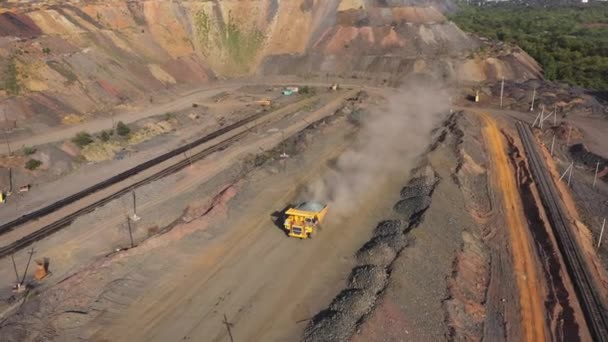 Camião de descarga pesado carregando a vista aérea de minério de ferro . — Vídeo de Stock
