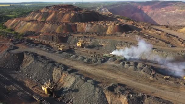 Um comboio de mercadorias transporta minério da vista aérea da pedreira . — Vídeo de Stock