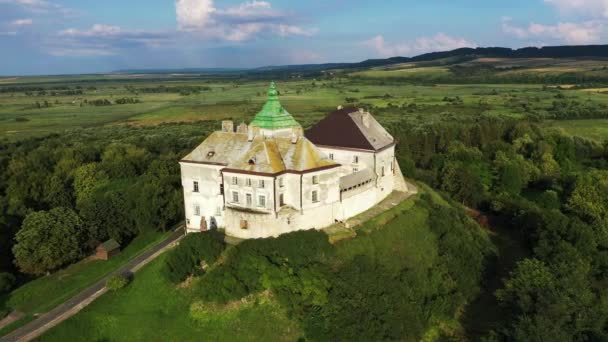 Prachtig oud Olesko kasteel in Oekraïne luchtfoto uitzicht. — Stockvideo