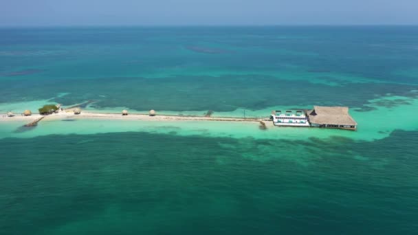 Biały piasek plaża w karaibskim morzu Kolumbia widok z powietrza. — Wideo stockowe