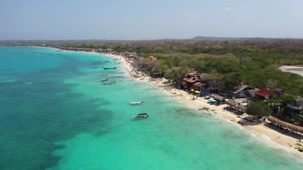 Paradies plaża Playa Blanca na wyspie Baru przez Cartagena w Kolumbii widok z lotu ptaka. — Wideo stockowe