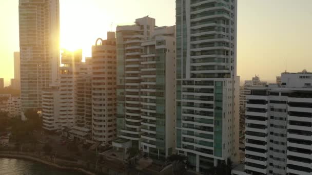 Piękny zachód słońca nad nowoczesnymi drapaczami chmur apartamenty biznesowe hotele Cartagena Kolumbia widok z lotu ptaka. — Wideo stockowe