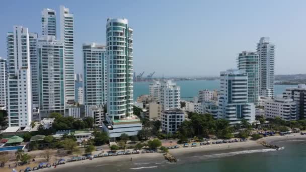 O prestigiado distrito de Castillogrande, em Cartagena, Colômbia vista aérea . — Vídeo de Stock