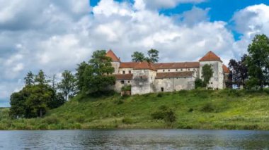 Lviv bölgesindeki Svirzh kalesi, Ukrayna zaman dilimi.