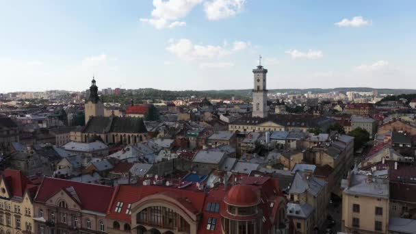 Το κέντρο της πόλης Lviv Ουκρανία σε μια συννεφιασμένη μέρα εναέρια άποψη. — Αρχείο Βίντεο