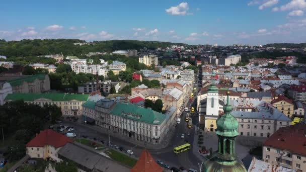 Vista de la ciudad de Lviv en el casco antiguo con hermosos edificios y vista aérea de la torre. — Vídeo de stock