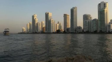 Gökdelenler, iş yerleri, oteller, gün batımında Cartagena Kolombiya hava manzarası..