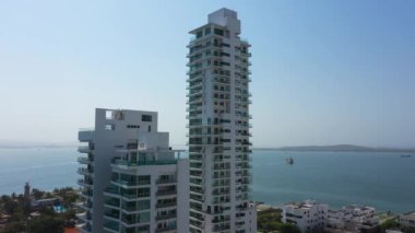 Cartagena Kolombiya 'da güneşli bir günde Bocagrande modern sıkıntı havası.