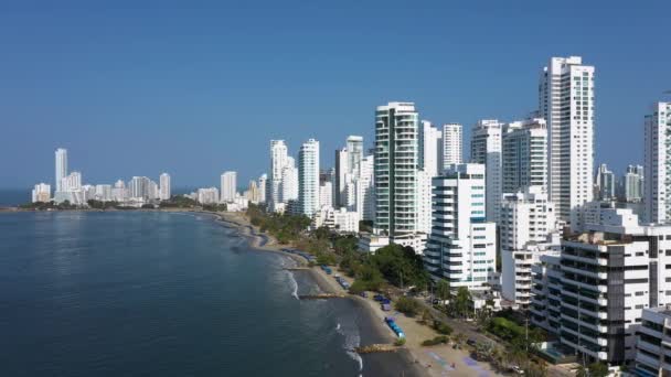 City beach Modern felhőkarcolók Cartagena Kolumbia légi kilátás. — Stock videók