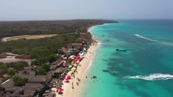 Tropický bílý písek pláž nábřeží v Cartagena Kolumbie letecký pohled. — Stock video