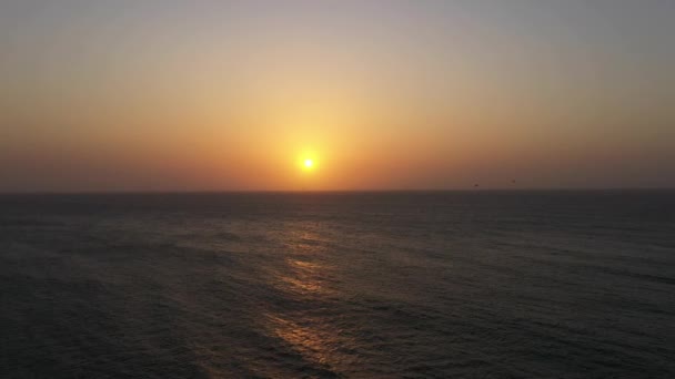 Beau coucher de soleil sur la mer avec des planchistes. Fond du ciel vue aérienne. — Video