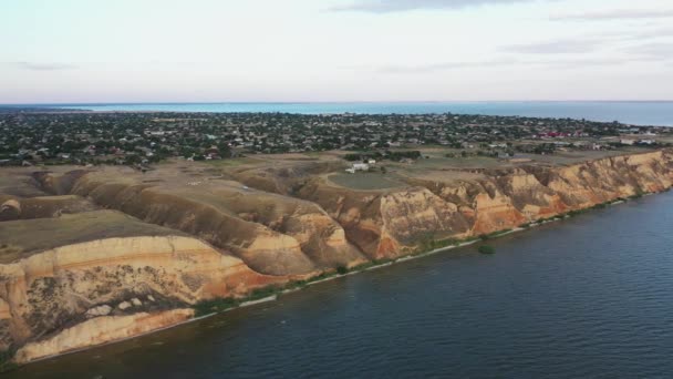 Belo desfiladeiro perto da vista aérea do mar — Vídeo de Stock