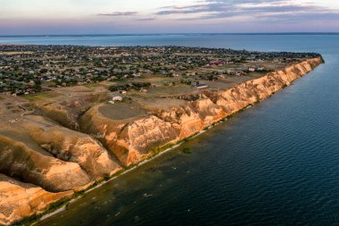 Deniz kenarında güzel bir kanyon Gün batımında hava manzarası
