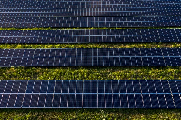 Panel solar fuente de electricidad alternativa vista aérea — Foto de Stock