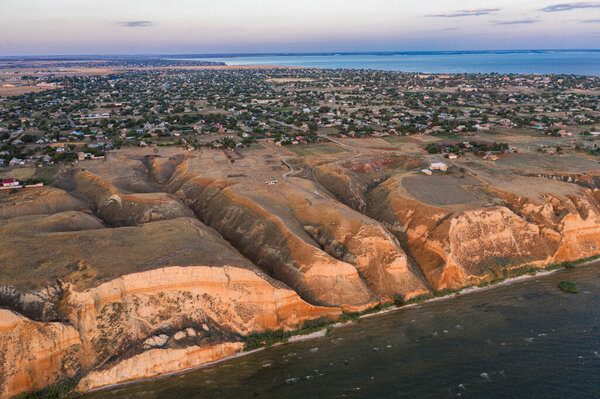 Красивый каньон рядом с морем на закате